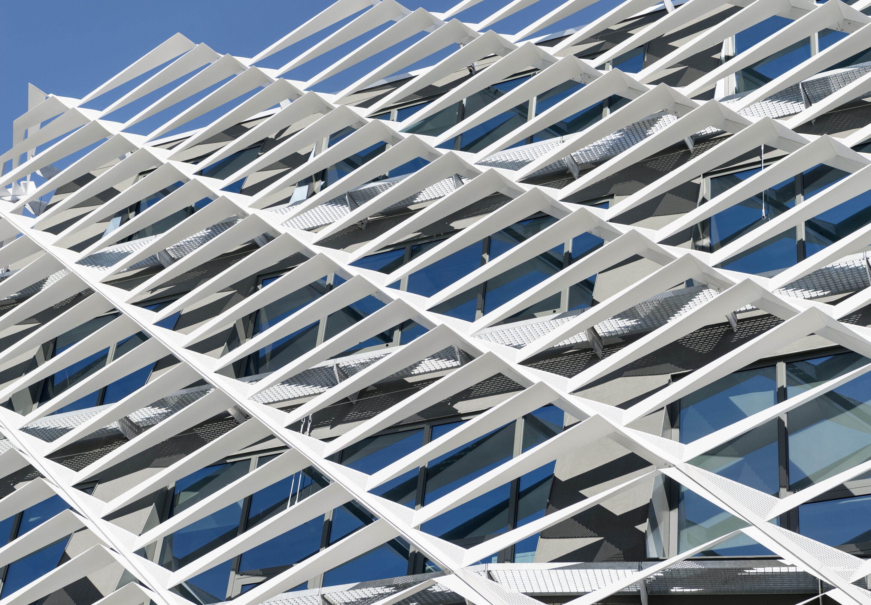 Project by Behnisch Architekturbuero, AGORA P&ocirc;le de recherche sur le cancer. Close- up of the grid-like facade. It is a specially designed sun protection and shading system.