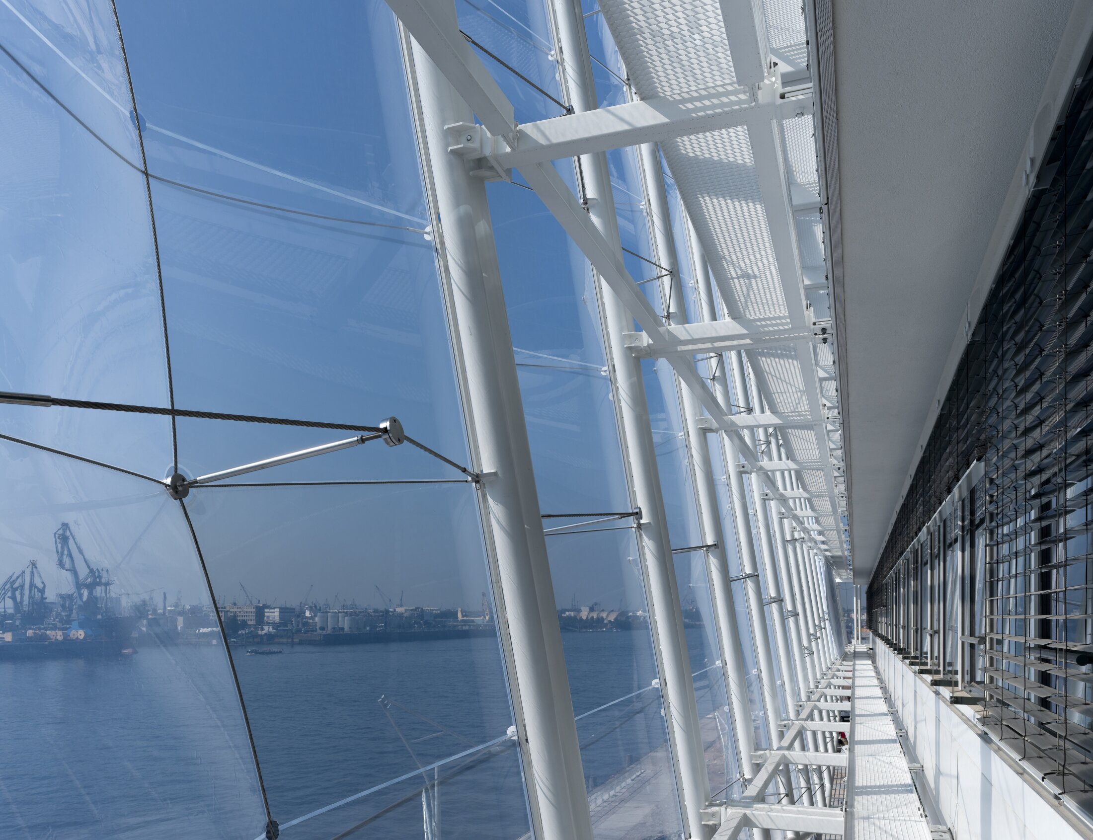 Project by Behnisch Architekturbuero, Unilever Headquarters for Germany, Austria, and Switzerland. Close-up of the facade structure.