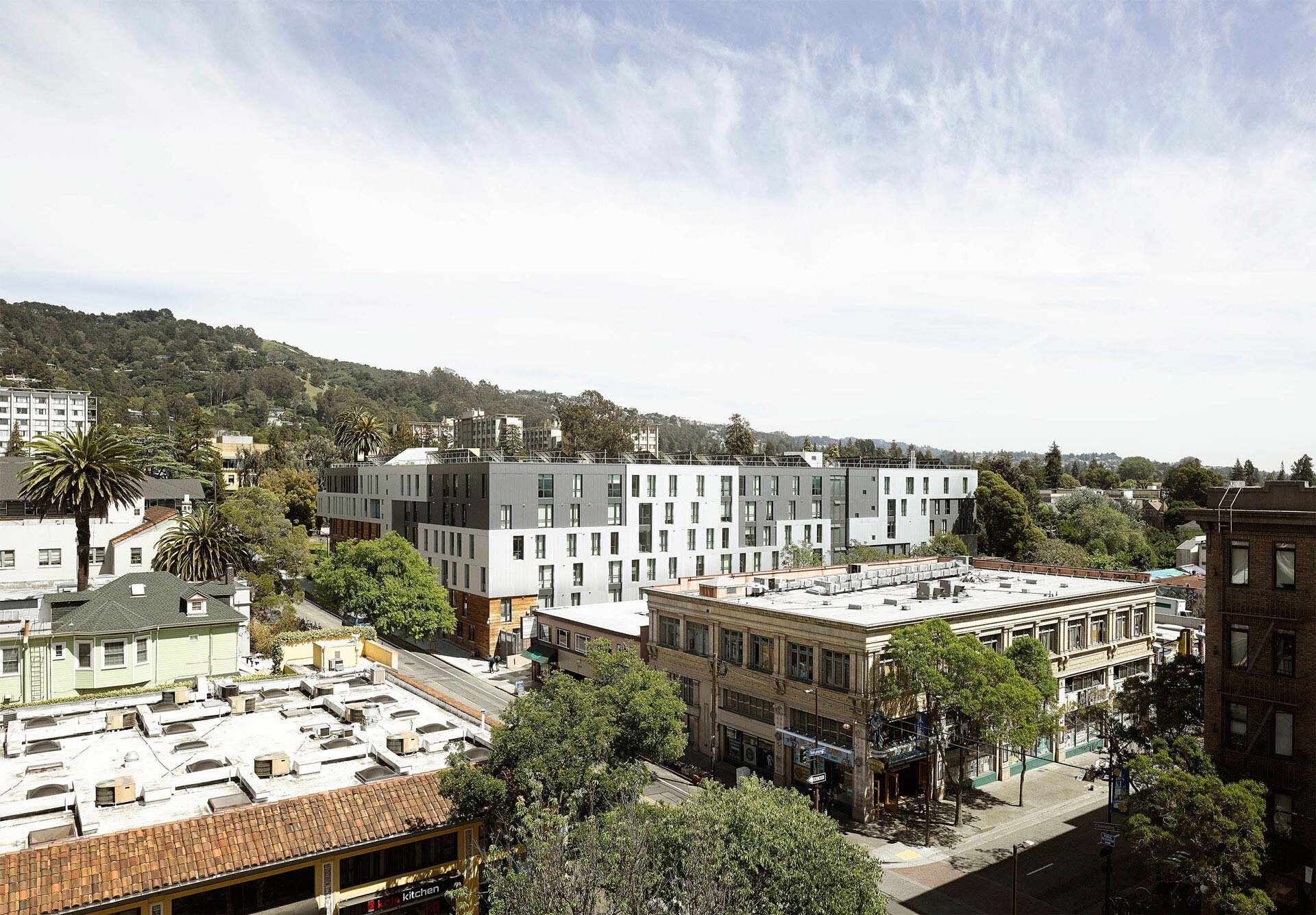 Project by Behnisch Architekturbuero, Maximino Martinez Commons, University of California. Aerial view of the building in the context of the surrounding cityscape.